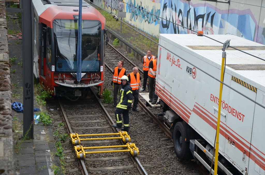 Unfall zwischen zwei KVB Bahnen Koeln Hoehenhaus Im Weidenbruch P258.JPG